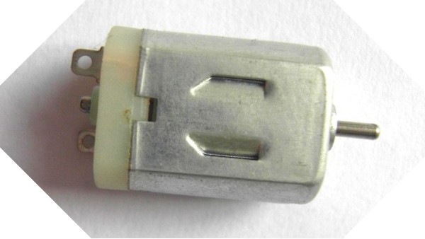 玩具直流小電機(jī)上的104的小電容有什么作用？為什么加瓷片電容？深圳小電機(jī)廠家為您揭秘: